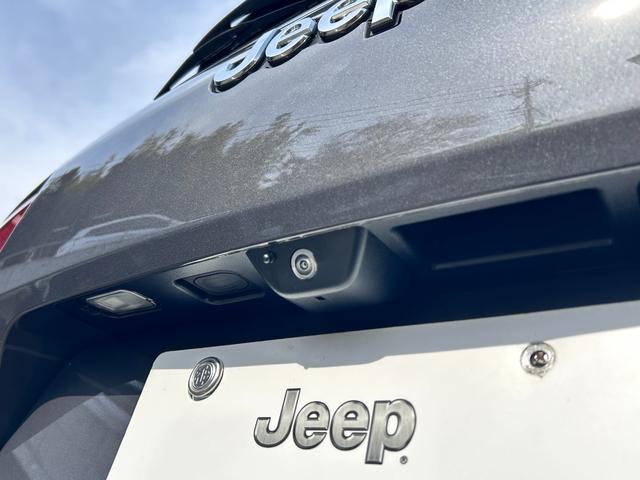 ジープ・グランドチェロキーＬ サミット　リザーブ　弊社デモカー　新車保証継承　エアサス　Ｖ６エンジン　３．６Ｌ　シートマッサージ　ファムカメラ　４ＷＤ　全周囲カメラ　サンルーフ　純正アルミホイール２１インチ（33枚目）