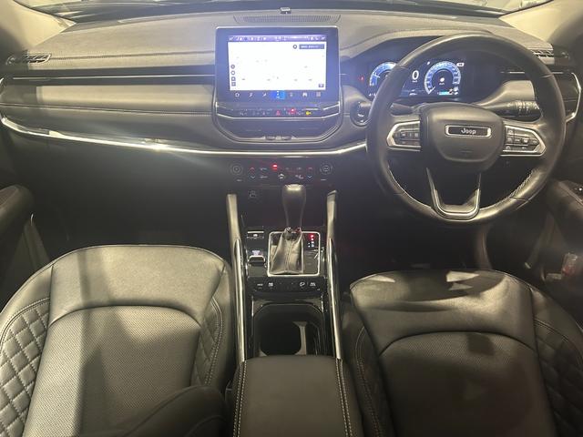 ジープ・コマンダー リミテッド　新車保証継承　弊社元試乗車　認定中古車保証　ＡｐｐｌｅＣａｒｐｌａｙ　ＡｎｄｒｏｉｄＡｕｔｏ　ＥＴＣ２．０　ディーゼル　７人乗り３列シート（3枚目）