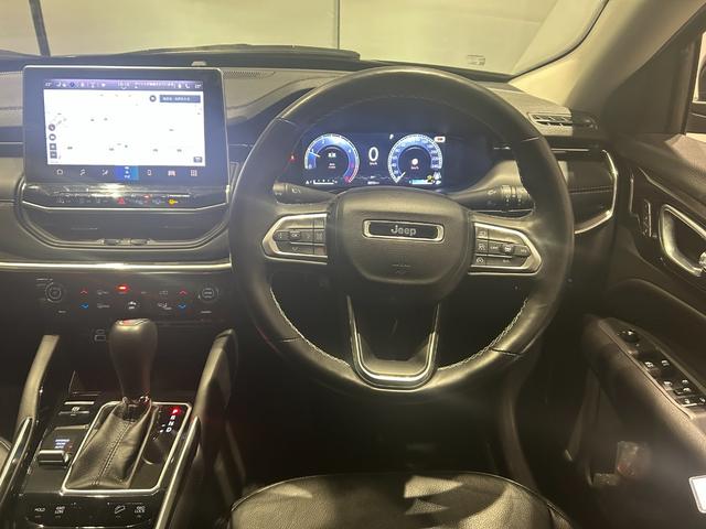 ジープ・コマンダー リミテッド　新車保証継承　弊社元試乗車　認定中古車保証　ＡｐｐｌｅＣａｒｐｌａｙ　ＡｎｄｒｏｉｄＡｕｔｏ　ＥＴＣ２．０　ディーゼル　７人乗り３列シート（7枚目）