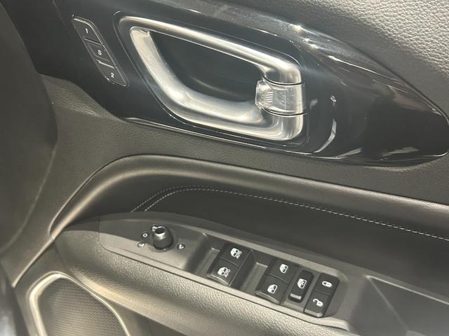 ジープ・コマンダー リミテッド　新車保証継承　弊社元試乗車　認定中古車保証　ＡｐｐｌｅＣａｒｐｌａｙ　ＡｎｄｒｏｉｄＡｕｔｏ　ＥＴＣ２．０　ディーゼル　７人乗り３列シート（8枚目）