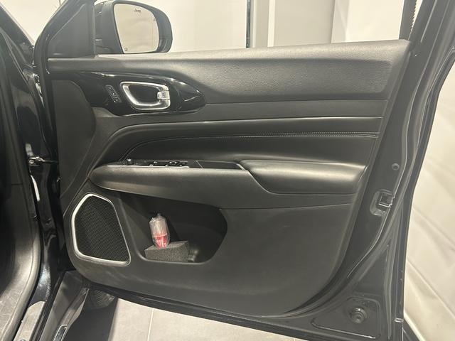 ジープ・コマンダー リミテッド　新車保証継承　弊社元試乗車　認定中古車保証　ＡｐｐｌｅＣａｒｐｌａｙ　ＡｎｄｒｏｉｄＡｕｔｏ　ＥＴＣ２．０　ディーゼル　７人乗り３列シート（26枚目）