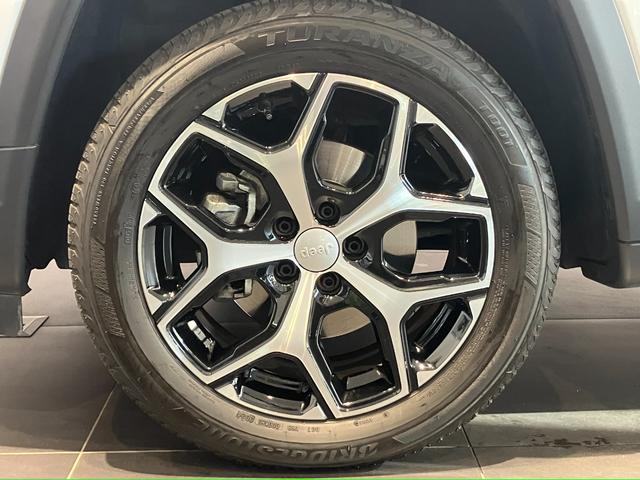 ジープ・コンパス リミテッド　弊社試乗車　純正ナビ　レザーシート　電動リアゲート　電動パワーシート　ＬＥＤヘッドライト　ＥＴＣ２．０　シートヒーター　障害物センサー　衝突軽減ブレーキ　スマートキー　バックカメラ　新車保証継承（7枚目）