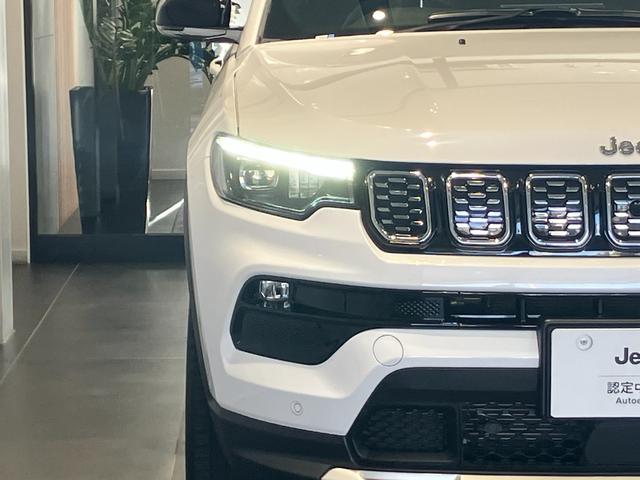 ジープ・コンパス リミテッド　弊社試乗車　純正ナビ　レザーシート　電動リアゲート　電動パワーシート　ＬＥＤヘッドライト　ＥＴＣ２．０　シートヒーター　障害物センサー　衝突軽減ブレーキ　スマートキー　バックカメラ　新車保証継承（8枚目）