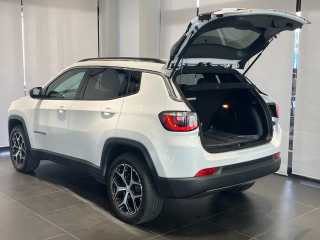 ジープ・コンパス リミテッド　弊社試乗車　純正ナビ　レザーシート　電動リアゲート　電動パワーシート　ＬＥＤヘッドライト　ＥＴＣ２．０　シートヒーター　障害物センサー　衝突軽減ブレーキ　スマートキー　バックカメラ　新車保証継承（9枚目）