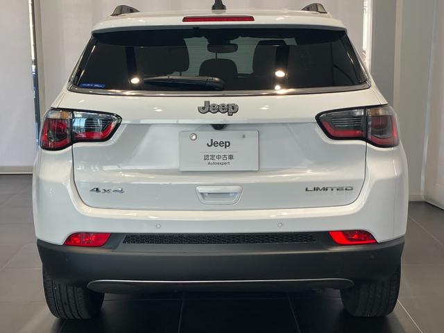 ジープ・コンパス リミテッド　弊社試乗車　純正ナビ　レザーシート　電動リアゲート　電動パワーシート　ＬＥＤヘッドライト　ＥＴＣ２．０　シートヒーター　障害物センサー　衝突軽減ブレーキ　スマートキー　バックカメラ　新車保証継承（12枚目）