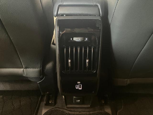 ジープ・コンパス リミテッド　弊社試乗車　純正ナビ　レザーシート　電動リアゲート　電動パワーシート　ＬＥＤヘッドライト　ＥＴＣ２．０　シートヒーター　障害物センサー　衝突軽減ブレーキ　スマートキー　バックカメラ　新車保証継承（17枚目）