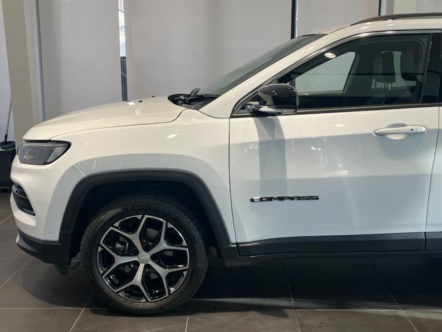 ジープ・コンパス リミテッド　弊社試乗車　純正ナビ　レザーシート　電動リアゲート　電動パワーシート　ＬＥＤヘッドライト　ＥＴＣ２．０　シートヒーター　障害物センサー　衝突軽減ブレーキ　スマートキー　バックカメラ　新車保証継承（21枚目）