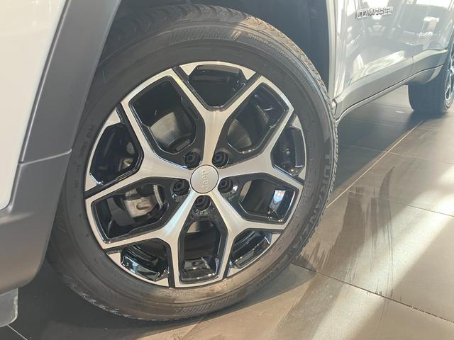 ジープ・コンパス リミテッド　弊社試乗車　純正ナビ　レザーシート　電動リアゲート　電動パワーシート　ＬＥＤヘッドライト　ＥＴＣ２．０　シートヒーター　障害物センサー　衝突軽減ブレーキ　スマートキー　バックカメラ　新車保証継承（23枚目）