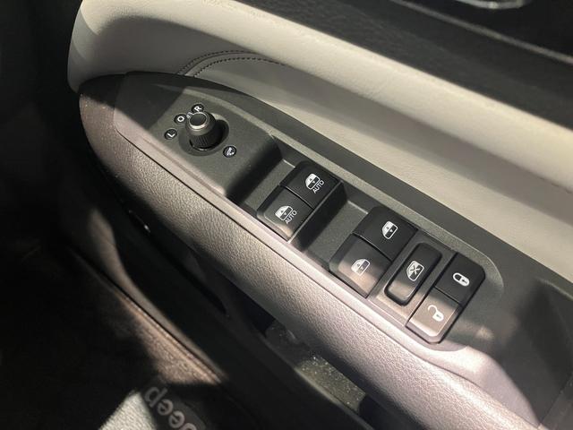 ジープ・コンパス リミテッド　弊社試乗車　純正ナビ　レザーシート　電動リアゲート　電動パワーシート　ＬＥＤヘッドライト　ＥＴＣ２．０　シートヒーター　障害物センサー　衝突軽減ブレーキ　スマートキー　バックカメラ　新車保証継承（37枚目）