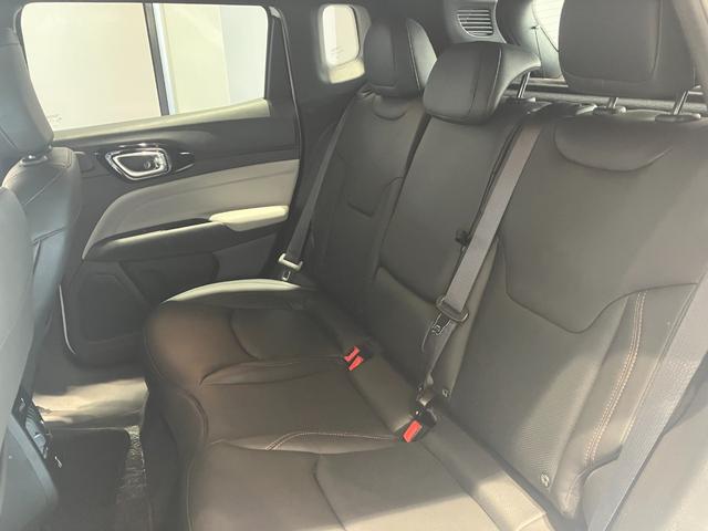 ジープ・コンパス リミテッド　弊社試乗車　純正ナビ　レザーシート　電動リアゲート　電動パワーシート　ＬＥＤヘッドライト　ＥＴＣ２．０　シートヒーター　障害物センサー　衝突軽減ブレーキ　スマートキー　バックカメラ　新車保証継承（40枚目）