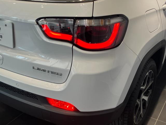 ジープ・コンパス リミテッド　弊社試乗車　純正ナビ　レザーシート　電動リアゲート　電動パワーシート　ＬＥＤヘッドライト　ＥＴＣ２．０　シートヒーター　障害物センサー　衝突軽減ブレーキ　スマートキー　バックカメラ　新車保証継承（57枚目）