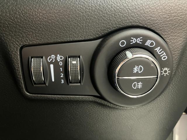 ジープ・コンパス リミテッド　弊社試乗車　純正ナビ　レザーシート　電動リアゲート　電動パワーシート　ＬＥＤヘッドライト　ＥＴＣ２．０　シートヒーター　障害物センサー　衝突軽減ブレーキ　スマートキー　バックカメラ　新車保証継承（70枚目）