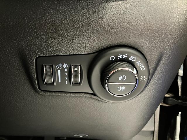 ジープ・コンパス 　新車保証継承　純正ナビ　ＬＥＤヘッドライト　全周囲カメラ　ＥＴＣ２．０　レザーシート　電動パワーシート　電動パワーリアゲート　障害物センサー　衝突軽減ブレーキ　アダプティブクルーズコントロール（17枚目）