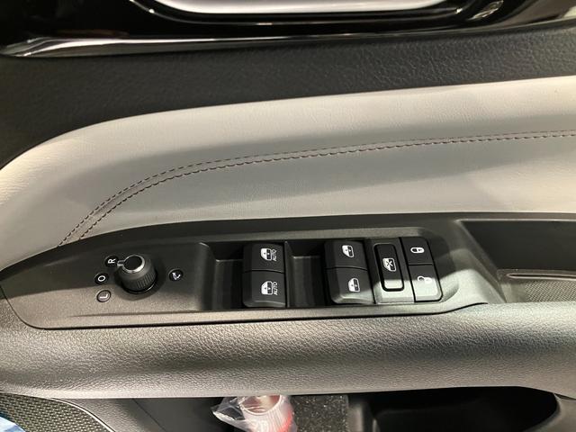 ジープ・コンパス 　新車保証継承　純正ナビ　ＬＥＤヘッドライト　全周囲カメラ　ＥＴＣ２．０　レザーシート　電動パワーシート　電動パワーリアゲート　障害物センサー　衝突軽減ブレーキ　アダプティブクルーズコントロール（25枚目）