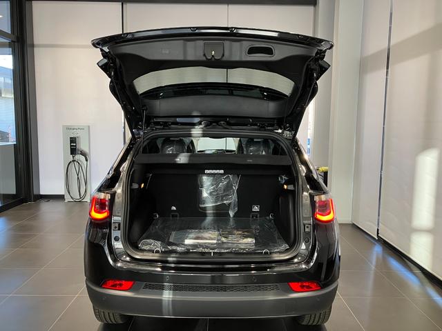 ジープ・コンパス 　新車保証継承　純正ナビ　ＬＥＤヘッドライト　全周囲カメラ　ＥＴＣ２．０　レザーシート　電動パワーシート　電動パワーリアゲート　障害物センサー　衝突軽減ブレーキ　アダプティブクルーズコントロール（42枚目）