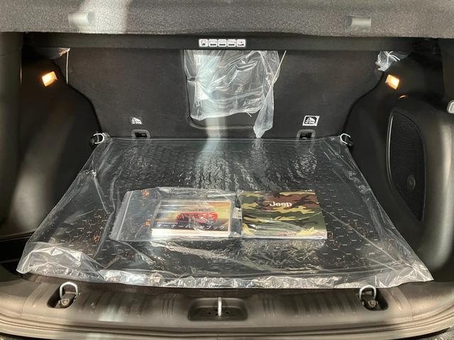 ジープ・コンパス 　新車保証継承　純正ナビ　ＬＥＤヘッドライト　全周囲カメラ　ＥＴＣ２．０　レザーシート　電動パワーシート　電動パワーリアゲート　障害物センサー　衝突軽減ブレーキ　アダプティブクルーズコントロール（43枚目）