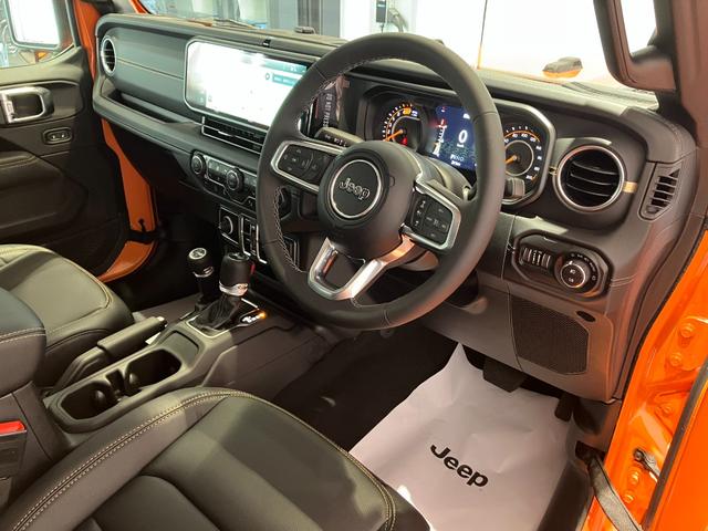 ジープ・ラングラーアンリミテッド サハラ　ホセ　新車保証継承　純正ナビ　ＬＥＤヘッドライト　　ＥＴＣ２．０　レザーシート　電動パワーシート　限定車１００台　障害物センサー　衝突軽減ブレーキ　アダプティブクルーズコントロール（11枚目）