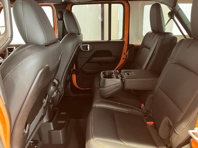 ジープ・ラングラーアンリミテッド サハラ　ホセ　新車保証継承　純正ナビ　ＬＥＤヘッドライト　　ＥＴＣ２．０　レザーシート　電動パワーシート　限定車１００台　障害物センサー　衝突軽減ブレーキ　アダプティブクルーズコントロール（13枚目）