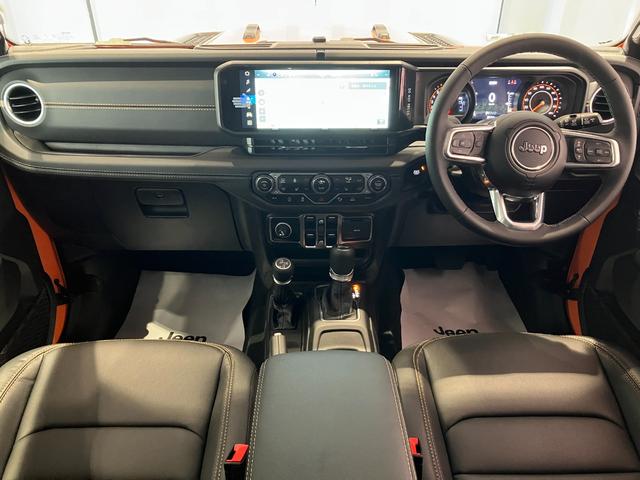 ジープ・ラングラーアンリミテッド サハラ　ホセ　新車保証継承　純正ナビ　ＬＥＤヘッドライト　　ＥＴＣ２．０　レザーシート　電動パワーシート　限定車１００台　障害物センサー　衝突軽減ブレーキ　アダプティブクルーズコントロール（19枚目）