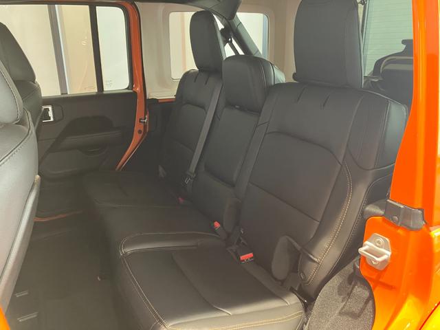 ジープ・ラングラーアンリミテッド サハラ　ホセ　新車保証継承　純正ナビ　ＬＥＤヘッドライト　　ＥＴＣ２．０　レザーシート　電動パワーシート　限定車１００台　障害物センサー　衝突軽減ブレーキ　アダプティブクルーズコントロール（24枚目）