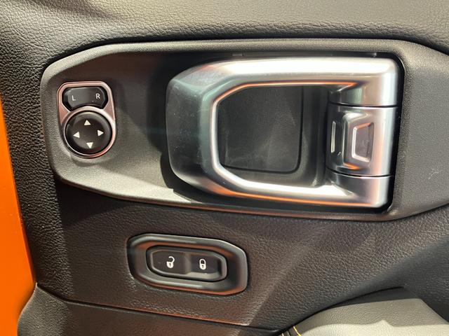 ジープ・ラングラーアンリミテッド サハラ　ホセ　新車保証継承　純正ナビ　ＬＥＤヘッドライト　　ＥＴＣ２．０　レザーシート　電動パワーシート　限定車１００台　障害物センサー　衝突軽減ブレーキ　アダプティブクルーズコントロール（53枚目）