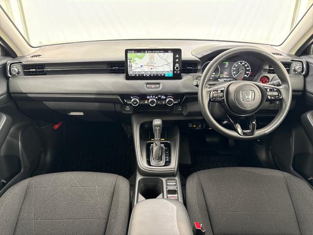 ヴェゼル ｅ：ＨＥＶＸ　純正メモリーナビ　フルセグＴＶ　バックカメラ　前後ドラレコ　ＬＥＤヘッドライト　ＥＴＣ２．０　横滑り防止装置　ホンダセンシング　パドルシフト　ワイヤレス充電器　前後障害物センサー　ＡＡＣ　スマ－トキ－（10枚目）