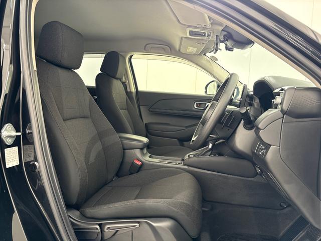 ヴェゼル ｅ：ＨＥＶＸ　純正メモリーナビ　フルセグＴＶ　バックカメラ　前後ドラレコ　ＬＥＤヘッドライト　ＥＴＣ２．０　横滑り防止装置　ホンダセンシング　パドルシフト　ワイヤレス充電器　前後障害物センサー　ＡＡＣ　スマ－トキ－（28枚目）