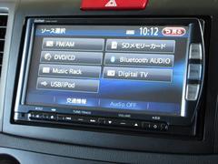 ナビゲーションはギャザズメモリーナビ（ＶＸＭ−１２２ＶＦ）を装着しております。ＡＭ、ＦＭ、ＣＤ、ＤＶＤ再生、Ｂｌｕｅｔｏｏｔｈ、音楽録音再生がご使用いただけます。初めて訪れた場所でも安心ですね！ 2