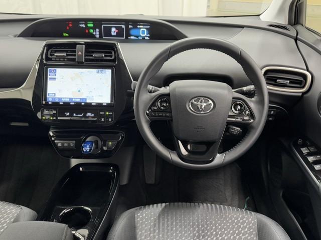 プリウス Sセーフティプラス 衝突回避システム Bモニター ドラレコ付き 定期点検記録簿 LEDライト クルコン ETC装備 スマートKEY ナビTV イモビライザー 横滑り防止機能 PW カーテンエアバッグ キーレスエントリー(4枚目)