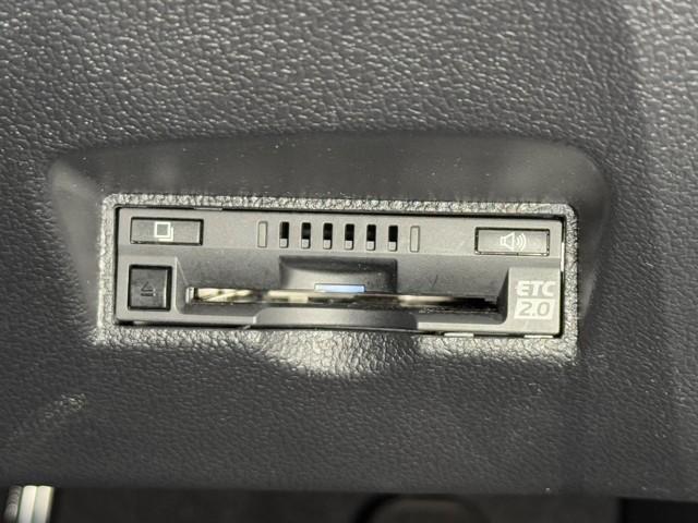 プリウス Sセーフティプラス 衝突回避システム Bモニター ドラレコ付き 定期点検記録簿 LEDライト クルコン ETC装備 スマートKEY ナビTV イモビライザー 横滑り防止機能 PW カーテンエアバッグ キーレスエントリー(9枚目)