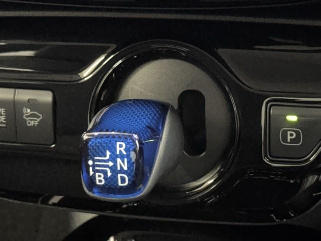 プリウス Sセーフティプラス 衝突回避システム Bモニター ドラレコ付き 定期点検記録簿 LEDライト クルコン ETC装備 スマートKEY ナビTV イモビライザー 横滑り防止機能 PW カーテンエアバッグ キーレスエントリー(13枚目)