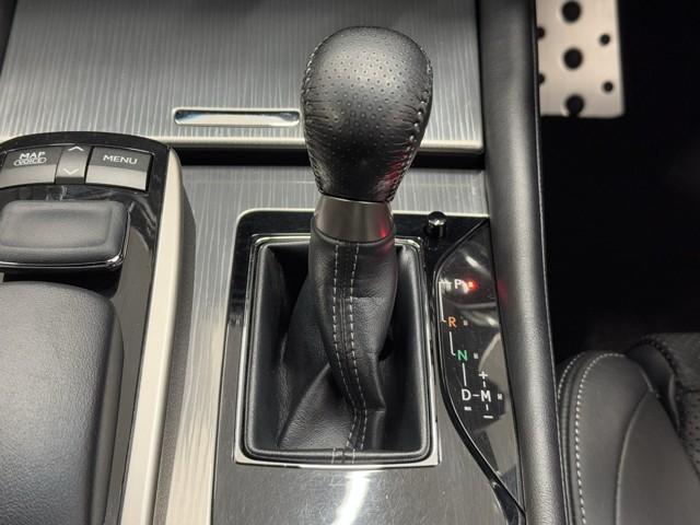 親しみやすいシフトです。　坂道や信号の多い日本では操作が簡単でいいです。　シフトチェンジしやすい所に考えられて配置されているので操作し易いですよ。