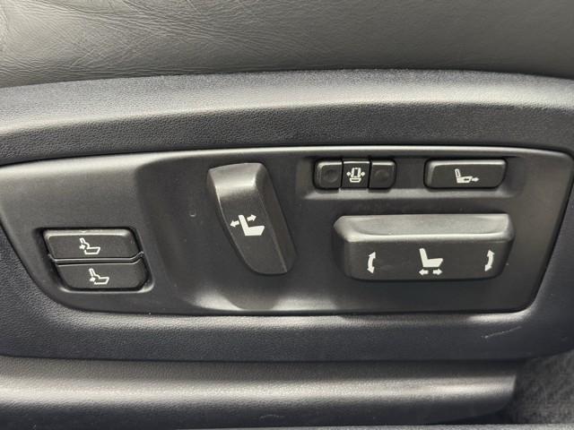 スイッチ一つでシート調整可能な電動パワーシートです。　細かい調整ができるので、何時でも思い通りのポジションが取れますね。