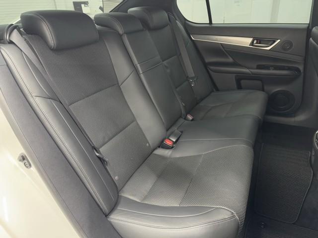 足元広々で、ゆったりとした後席ですね。　後席でノビノビ、リラックス快適な空間でドライブはいかがですか。