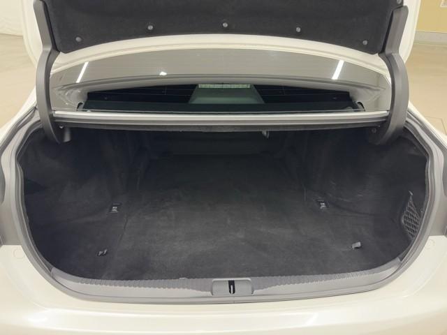 とても広々、大きな開口部の荷室スペースですね。　開口部広々だから、大きな荷物も楽々収納出来ちゃいますね。　荷物スペースは広いほうがいいですよね。