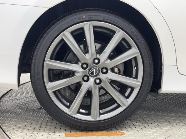 かっこいいホイールですね。　車のイメージを大きく左右するホイール部分はコダワリを持ちたいですね。