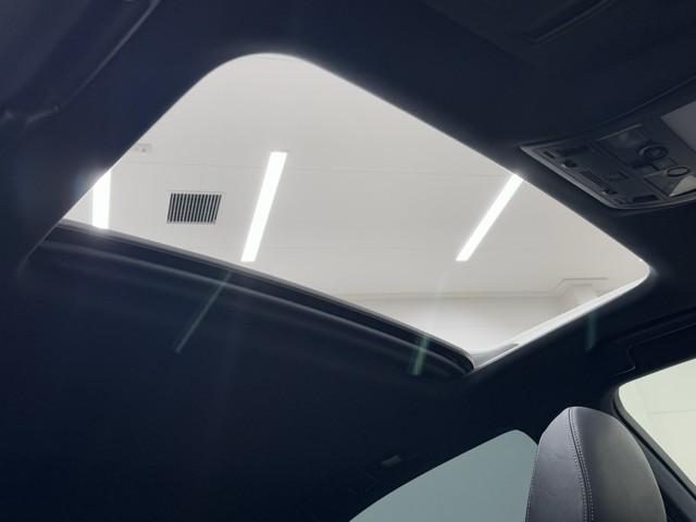開放感あふれるムーンルーフを装備です。　爽やかな季節にはオープンカーの気分でドライブ出来ますね。　暗くなりがち車内でも明るく清々しい気持ちになりますよ。
