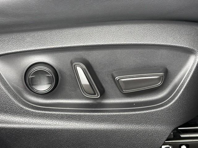 クラウンクロスオーバー Gレザーパッケージ クルーズコントロール パワーシート バックモニター 記録簿 LEDヘッドランプ レザーシート ドラレコ ETC 100V電源 フルセグTV 4WD スマートキー 盗難防止装置 キーレス ABS(15枚目)