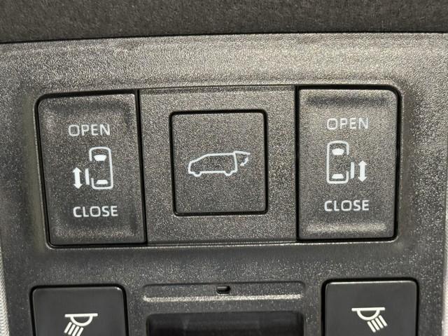 ヴォクシー ハイブリッドＳ－Ｚ　パワーウィンドウ　ＤＶＤ再生機能　インテリキー　横滑防止装置　地デジＴＶ　アクティブクルーズコントロール　１オナ　フルオートエアコン　リアカメラ　エアバッグ　ＡＢＳ　１００Ｖ充電　ナビＴＶ　ＷＡＣ（12枚目）