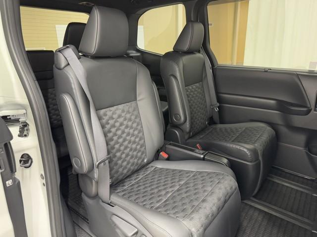 ヴォクシー ハイブリッドＳ－Ｚ　パワーウィンドウ　ＤＶＤ再生機能　インテリキー　横滑防止装置　地デジＴＶ　アクティブクルーズコントロール　１オナ　フルオートエアコン　リアカメラ　エアバッグ　ＡＢＳ　１００Ｖ充電　ナビＴＶ　ＷＡＣ（18枚目）