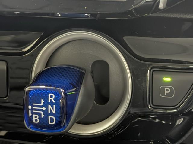 プリウスＰＨＶ Ａユーティリティプラス　ＡＣ１００Ｖ　ＬＥＤランプ　ドライブレコーダー　１オーナー　ＡＢＳ　ＡＵＸ　Ｂカメラ　スマートキー　横滑り防止機能　オートクルーズ　ＥＴＣ　盗難防止装置　オートエアコン　アルミホイール　ナビ＆ＴＶ（12枚目）