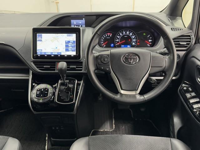 ヴォクシー ＺＳ　煌ＩＩＩ　プリクラッシュ　スマートキ　アイスト　ＤＶＤ再生機能　記録簿付き　横滑り防止装置　ナビＴＶ　アルミ　三列シート　ＷＡＣ　盗難防止　オートエアコン　キーレス　ＥＴＣ装備　パワステ　メモリナビ　クルコン（4枚目）