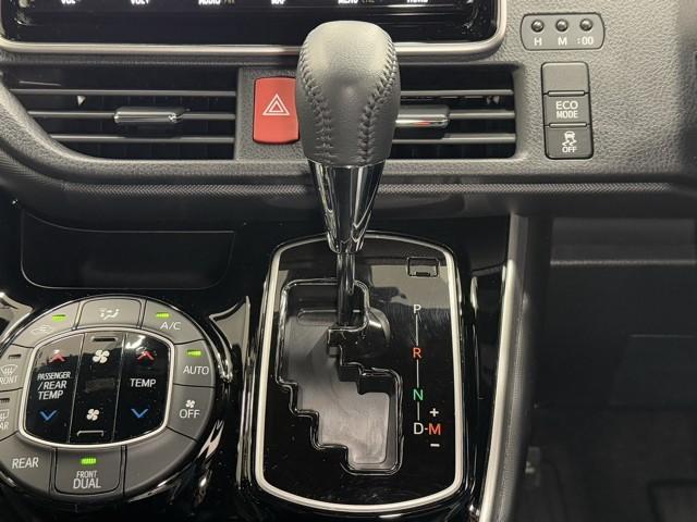 ヴォクシー ＺＳ　煌ＩＩＩ　プリクラッシュ　スマートキ　アイスト　ＤＶＤ再生機能　記録簿付き　横滑り防止装置　ナビＴＶ　アルミ　三列シート　ＷＡＣ　盗難防止　オートエアコン　キーレス　ＥＴＣ装備　パワステ　メモリナビ　クルコン（12枚目）