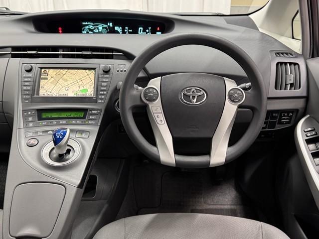 プリウス Ｓ　アイドリングストップ搭載　Ｂモニタ－　フルセグ地デジ　インテリキー　ＨＤＤナビゲーション　デュアルエアバック　エアＢ　イモビライザー　ＤＶＤ再生可能　ナビＴＶ　ＡＵＴＯエアコン　横スベリ防止　ＡＢＳ（4枚目）