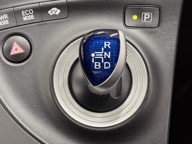 プリウス Ｓ　アイドリングストップ搭載　Ｂモニタ－　フルセグ地デジ　インテリキー　ＨＤＤナビゲーション　デュアルエアバック　エアＢ　イモビライザー　ＤＶＤ再生可能　ナビＴＶ　ＡＵＴＯエアコン　横スベリ防止　ＡＢＳ（14枚目）