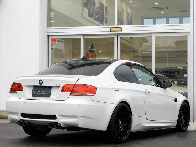 M3クーペ 4.0L V8 7速DCT 19インチアルミホイール アクラボビッチマフラー カーボンルーフ&リップスポイラー 電子制御ダンパーコントロール パドルシフト 電動シート シートヒーター 電動リアシェード(3枚目)