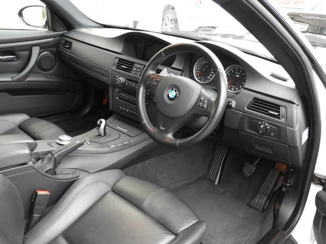 M3クーペ 4.0L V8 7速DCT 19インチアルミホイール アクラボビッチマフラー カーボンルーフ&リップスポイラー 電子制御ダンパーコントロール パドルシフト 電動シート シートヒーター 電動リアシェード(4枚目)