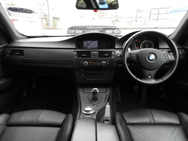 M3クーペ 4.0L V8 7速DCT 19インチアルミホイール アクラボビッチマフラー カーボンルーフ&リップスポイラー 電子制御ダンパーコントロール パドルシフト 電動シート シートヒーター 電動リアシェード(5枚目)