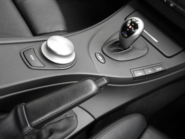 M3クーペ 4.0L V8 7速DCT 19インチアルミホイール アクラボビッチマフラー カーボンルーフ&リップスポイラー 電子制御ダンパーコントロール パドルシフト 電動シート シートヒーター 電動リアシェード(9枚目)