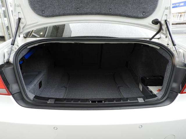 M3クーペ 4.0L V8 7速DCT 19インチアルミホイール アクラボビッチマフラー カーボンルーフ&リップスポイラー 電子制御ダンパーコントロール パドルシフト 電動シート シートヒーター 電動リアシェード(14枚目)